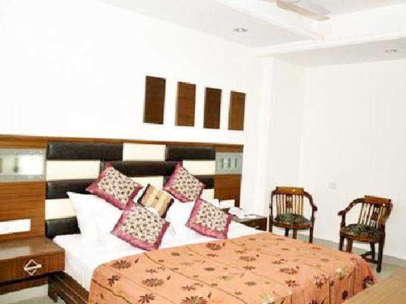 Hotel Sarthak Palace Near Karol Bagh Metro Station New Delhi Pokoj fotografie